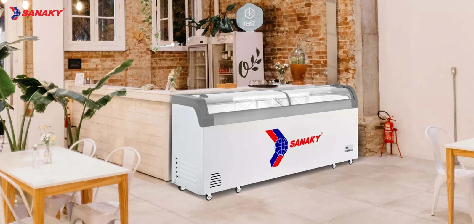 Tủ Đông Sanaky VH-1008KA Tủ đông kính cong 750 lít Sanaky VH-1008KA trưng bày tại cửa hàng
