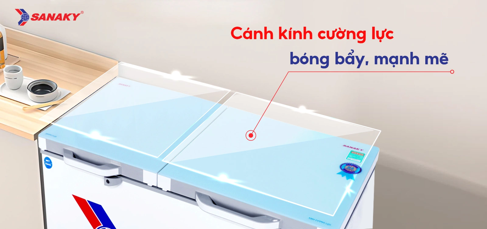 Cánh kính cường lực bóng bẩy mạnh mẽ Cánh kính cường lực bóng bẩy mạnh mẽ của tủ đông mát 280 lít Sanaky VH-4099W2KD